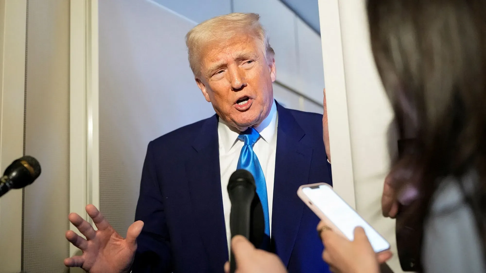 الرئيس دونالد ترامب يتحدث للصحفيين على متن طائرة الرئاسة، مدافعًا عن تعريفاته الجمركية العالمية ومكررًا ادعاءات حول التجارة مع الصين وأوروبا.