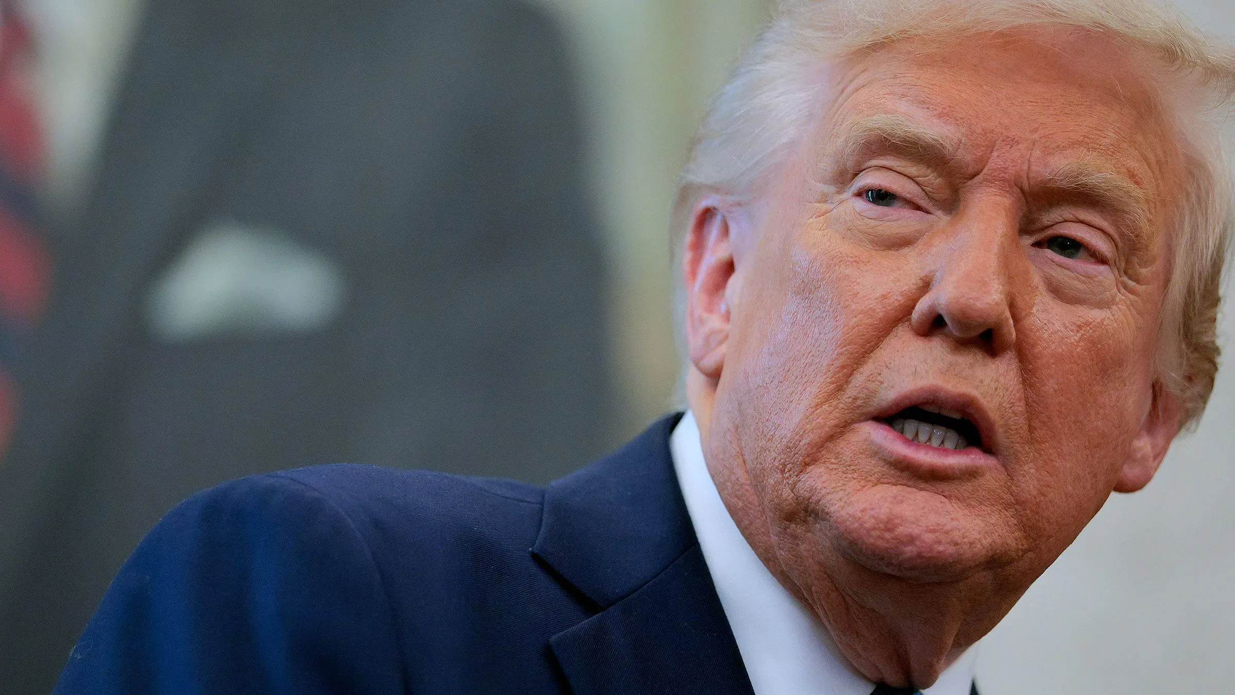 تظهر الصورة الرئيس السابق دونالد ترامب وهو يتحدث، مع التركيز على تعابير وجهه. تتعلق المقالة بمزاعم ترامب حول أسعار الغاز والبقالة والبيض.