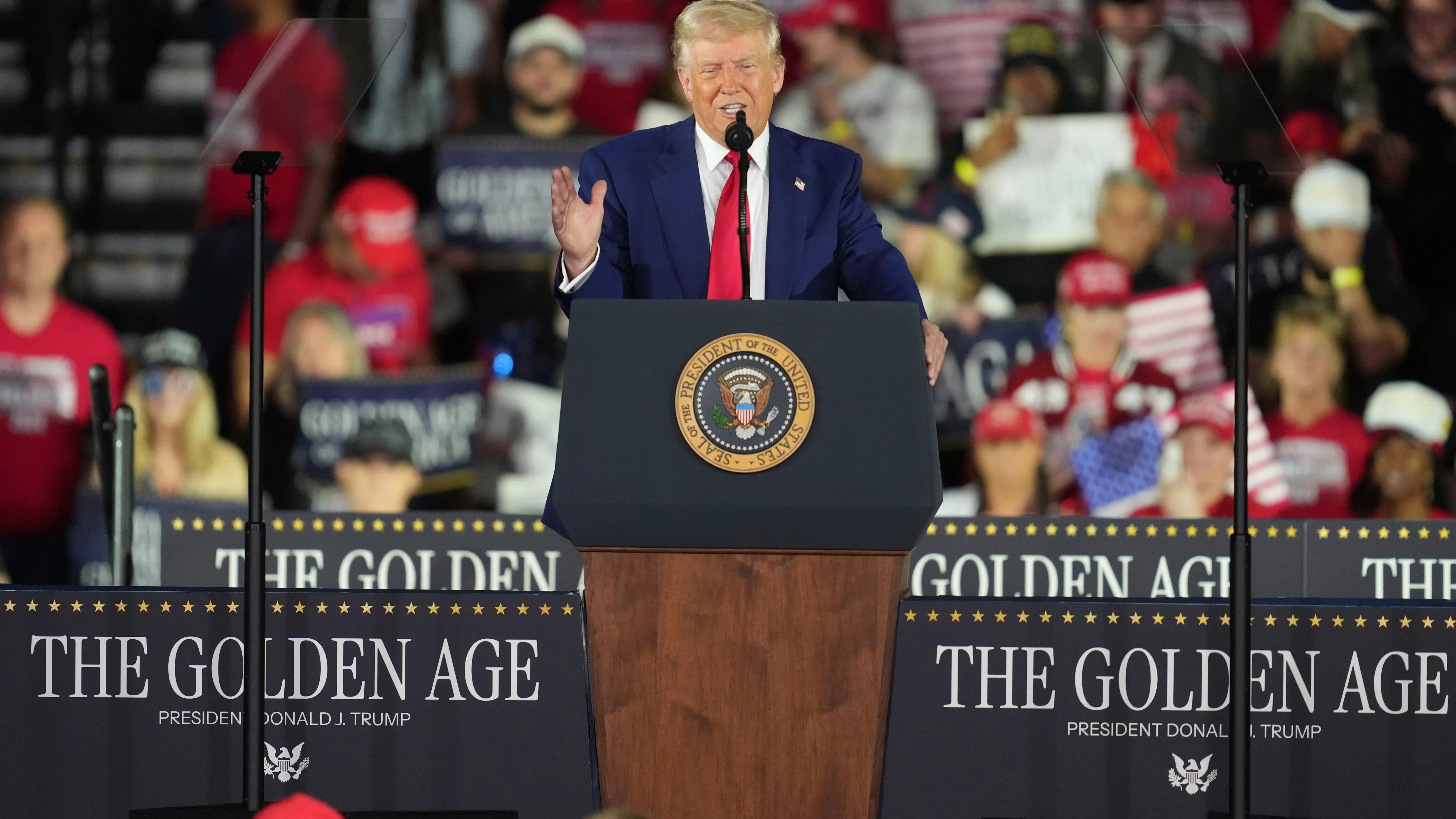 ترامب يتحدث في تجمع حاشد في ميشيغان، حيث يروج لأفكاره حول الانتخابات ويؤكد معلومات غير صحيحة عن فوزه.