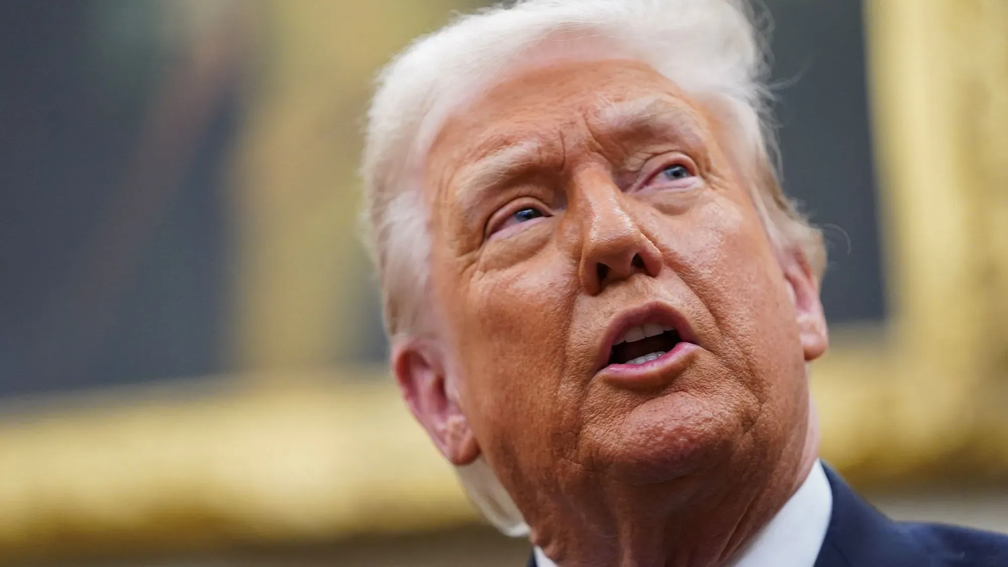 ترامب يتحدث في مؤتمر صحفي، مع تعبير وجه يظهر الجدية، في سياق مناقشة نتائج الانتخابات الرئاسية 2024.