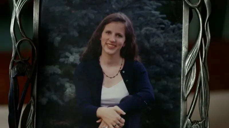 صورة لآن ماري هوكهالتر، ضحية هجوم كولومباين، تبتسم في إطار، تعكس روحها القوية وعلاقتها بعائلة تاونسند بعد المأساة.