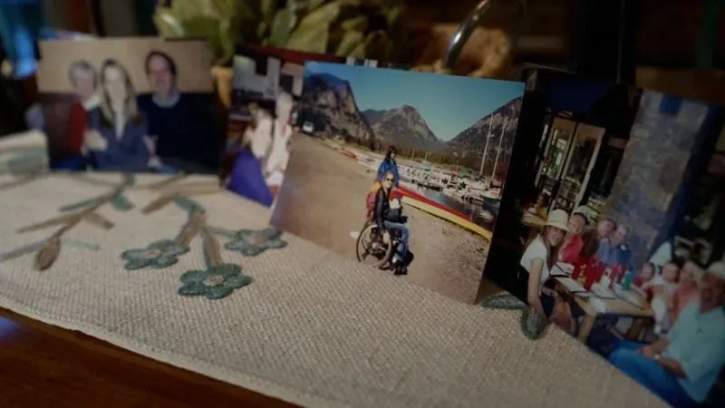 صور لذكريات عائلية تجمع آن ماري هوكهالتر مع عائلة تاونسند، تتضمن لقطات لها في كرسي متحرك. تعكس الروابط القوية التي نشأت بعد مأساة كولومباين.