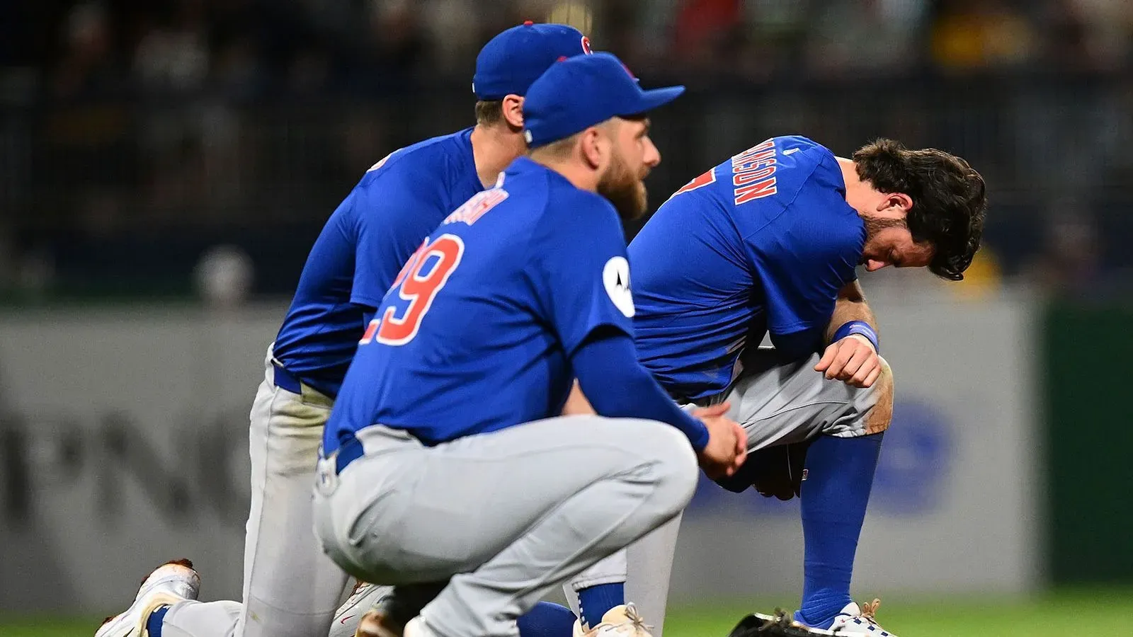 لاعبو فريق شيكاغو كابس يتجمعون في الملعب، معربين عن قلقهم بعد سقوط مشجع من المدرجات خلال مباراة ضد بيتسبرغ بايرتس.