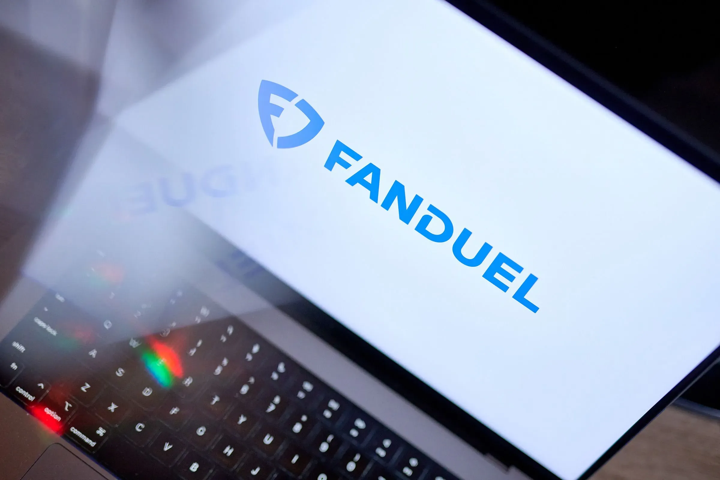 شعار منصة FanDuel يظهر على شاشة كمبيوتر محمول، مع التركيز على الابتكارات في أسواق التوقعات والمراهنات الرياضية.