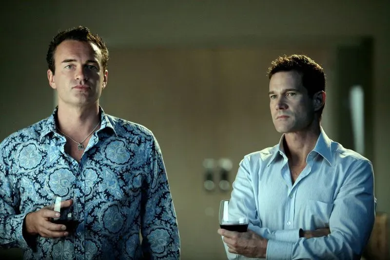 جوليان ماكماهون، بطل مسلسل "Nip/Tuck"، مع ديلان والش، في مشهد يعكس علاقتهما المعقدة كجراحي تجميل.