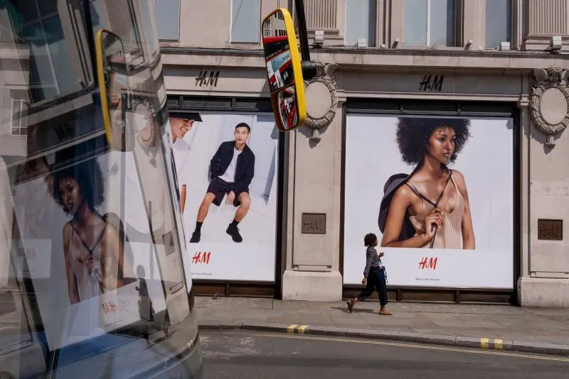 واجهة متجر H&M تعرض إعلانات لعارضات أزياء، مع التركيز على التنوع في الموديلات، مما يعكس التوجهات الحديثة في صناعة الأزياء.