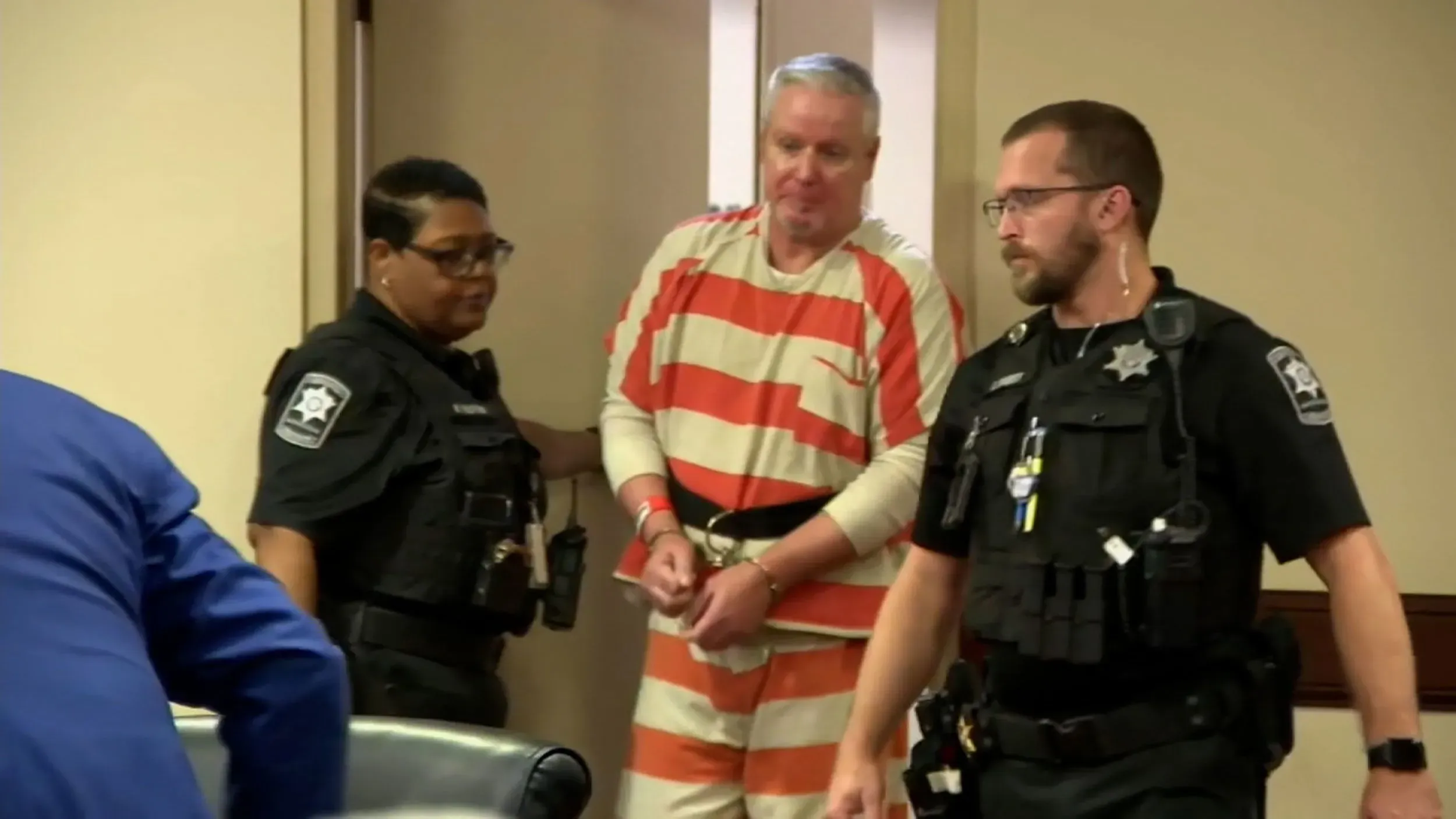 كولين غراي، المتهم في قضية إطلاق نار بمدرسة أبالاتشي الثانوية، يظهر في قاعة المحكمة برفقة ضباط الشرطة أثناء جلسة استماع.