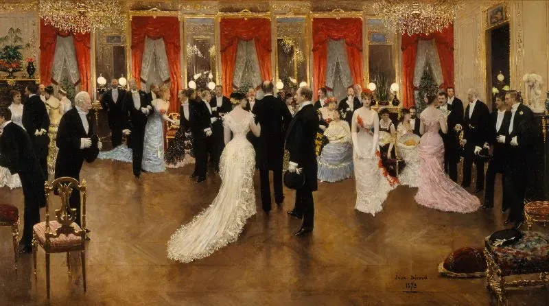 صورة لحفل راقص في قصر بيتي باليه، تُظهر نساء يرتدين فساتين أنيقة من تصميم تشارلز فريدريك وورث، تعكس تأثيره في عالم الأزياء.