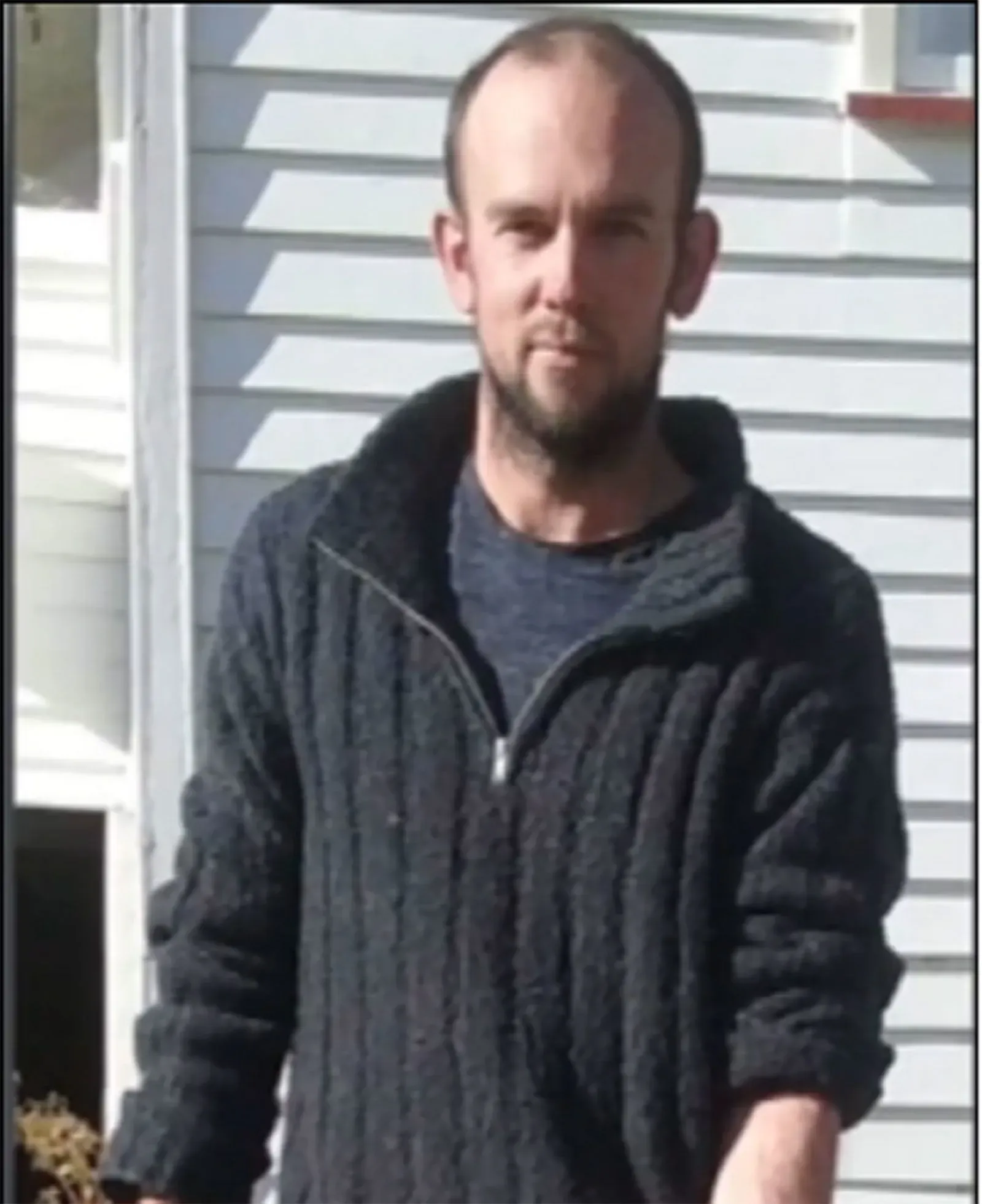 صورة لرجل يُعتقد أنه توماس فيليبس، الذي كان مختبئًا مع أطفاله في نيوزيلندا، بعد مواجهة مع الشرطة أدت إلى وفاته.