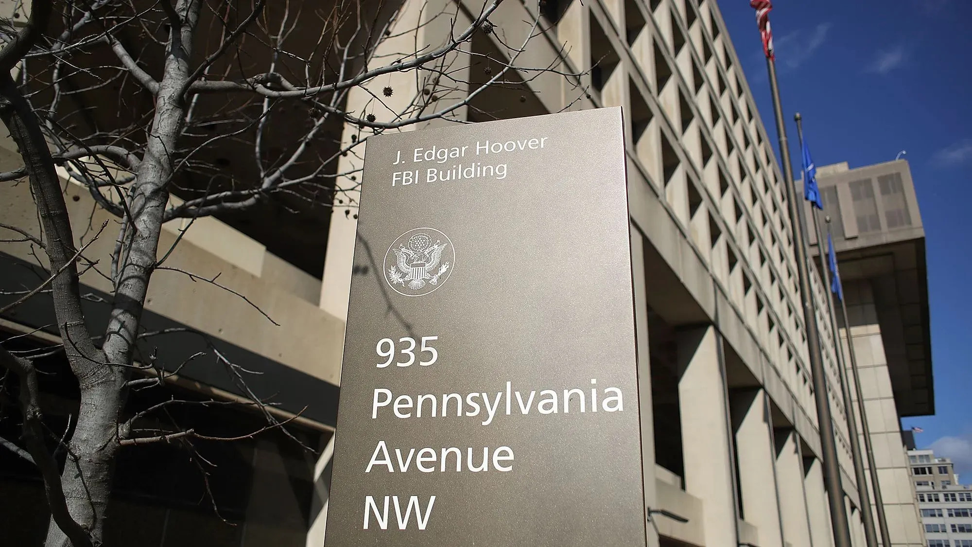 مبنى مكتب التحقيقات الفيدرالي (FBI) في واشنطن، مع لافتة تحمل اسم "مبنى جي. إدغار هوفر" وعنوانه.