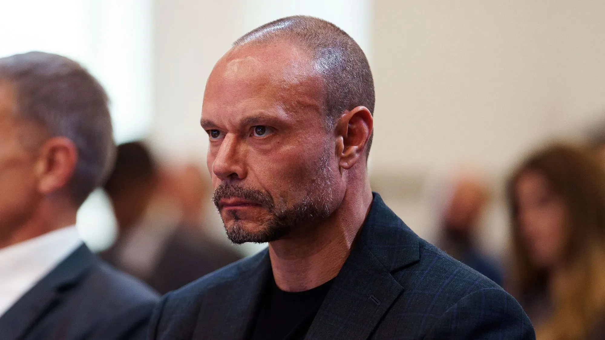 صورة لنائب مدير مكتب التحقيقات الفيدرالي دان بونغينو، حيث يظهر بملامح جدية أثناء حديثه عن التحقيقات في حوادث غير محلولة.