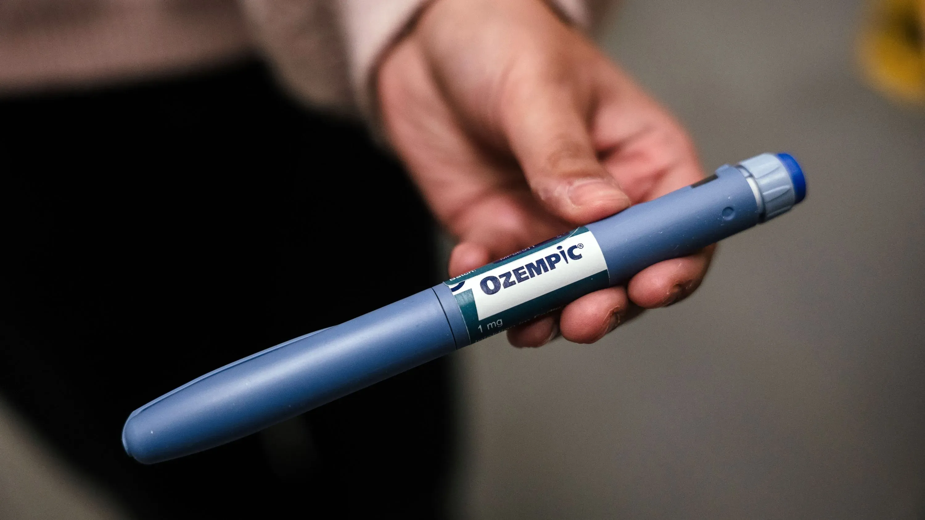 قلم حقن أوزيمبيك، علاج يساعد في تقليل مخاطر أمراض الكلى لدى مرضى السكري، بتركيز على فوائده الصحية الجديدة.
