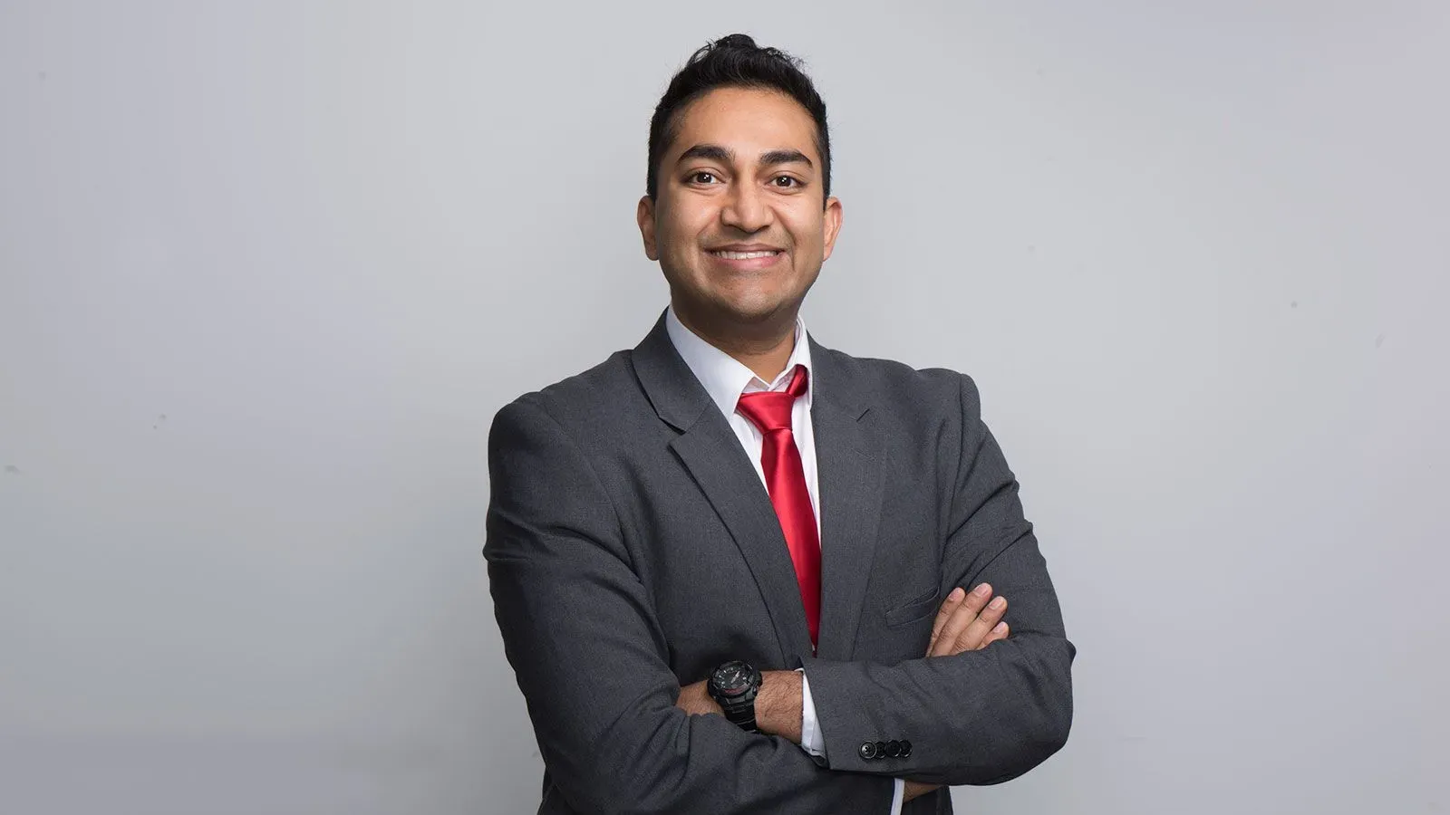 الدكتور فيناي براساد، أخصائي أمراض الدم والأورام، مبتسم ويرتدي بدلة رسمية، مع خلفية بسيطة، بعد تعيينه لقيادة مركز تقييم وأبحاث البيولوجيا في إدارة الغذاء والدواء.