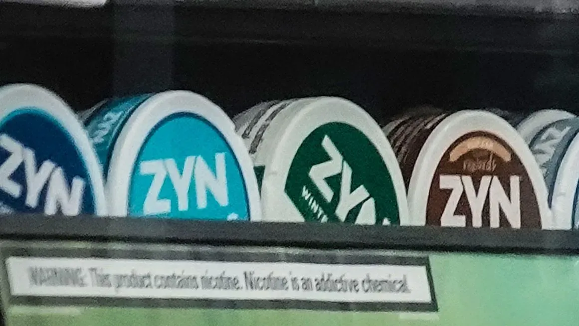 أكياس Zyn للنيكوتين، بألوان متنوعة، مع تحذير عن محتوى النيكوتين، تُظهر التركيز المتزايد على بدائل السجائر.