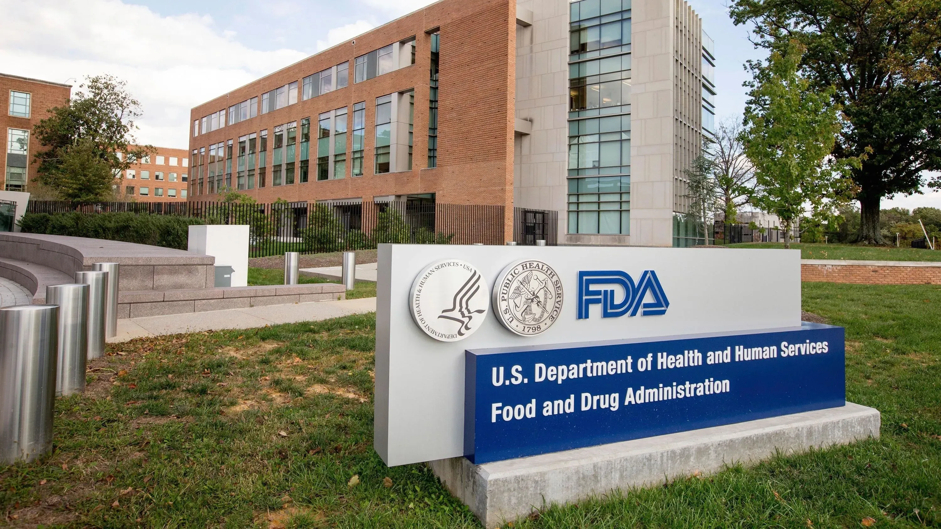 مبنى إدارة الغذاء والدواء الأمريكية (FDA) مع لافتة توضح اسم المؤسسة، في سياق إعلان عن تقليل اختبار الأدوية على الحيوانات.