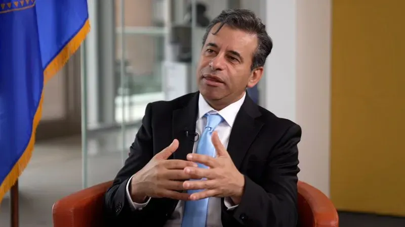 وزير الصحة الأمريكي يتحدث خلال جلسة استماع في الكونغرس حول استخدام الذكاء الاصطناعي في تسريع الموافقات على الأدوية.