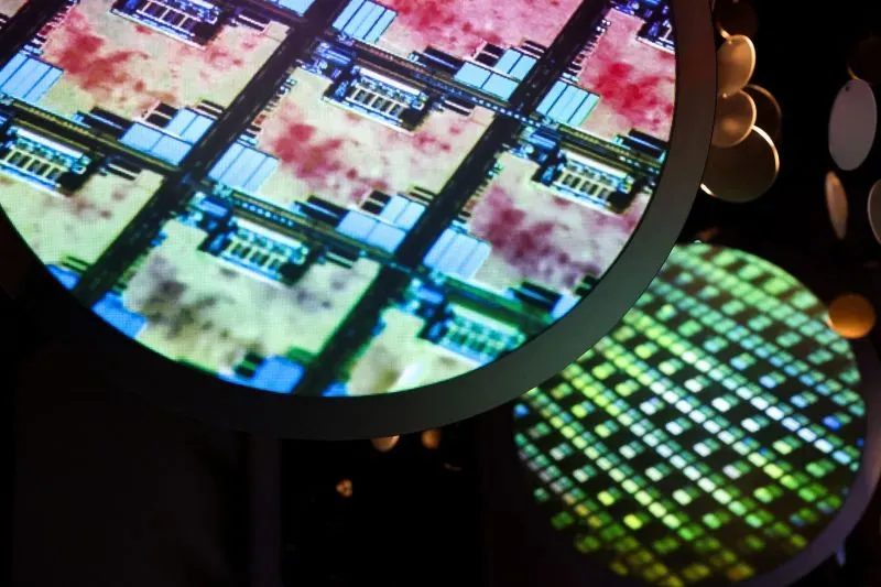 صورة توضح رقائق أشباه الموصلات المتقدمة، التي تنتجها شركة TSMC، والتي تشكل جزءًا أساسيًا من صناعة التكنولوجيا العالمية.