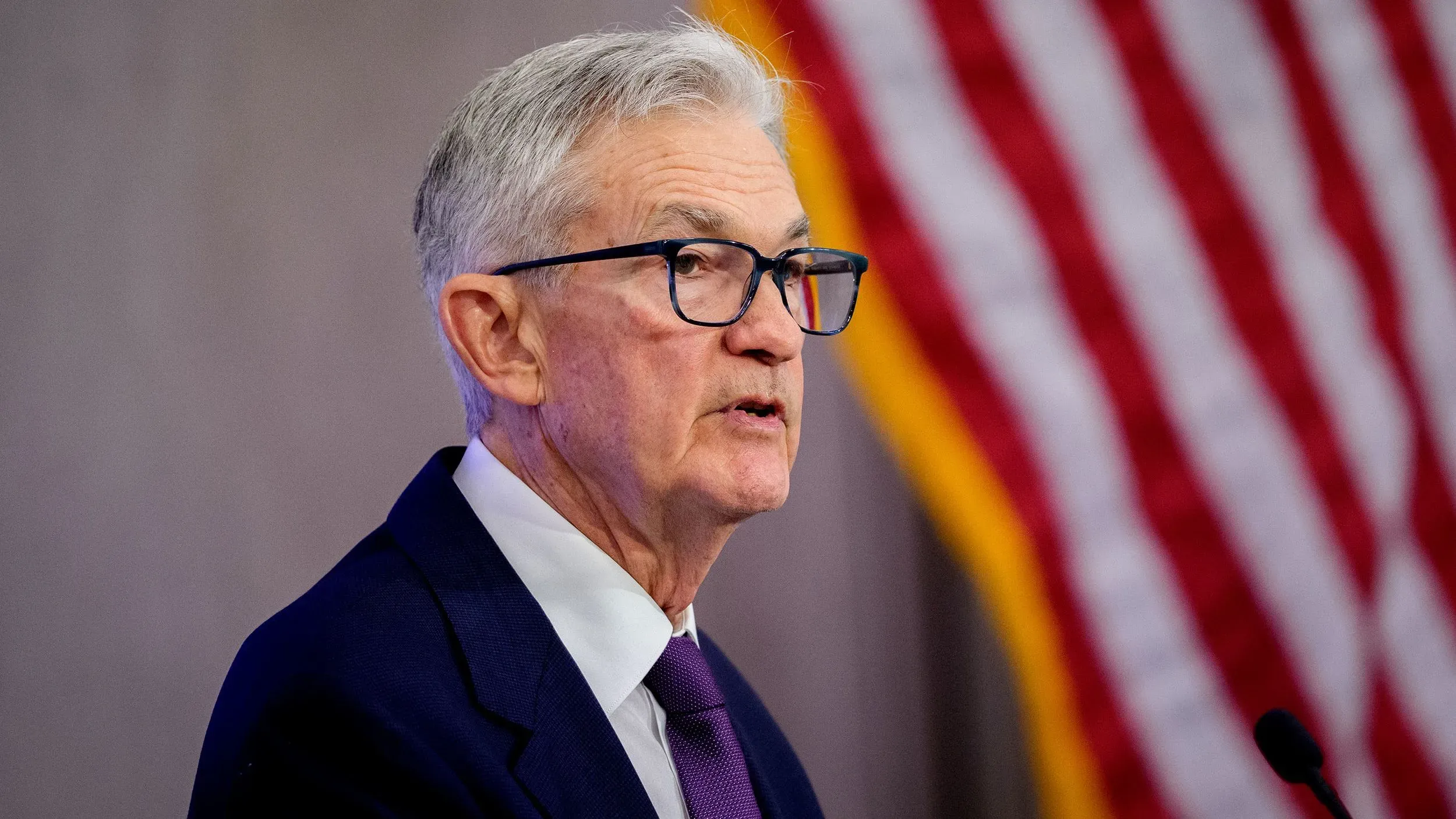 جيروم باول يتحدث في حفل تخرج جامعة برينستون، مشددًا على أهمية النزاهة في مواجهة التحديات الاقتصادية والسياسية.