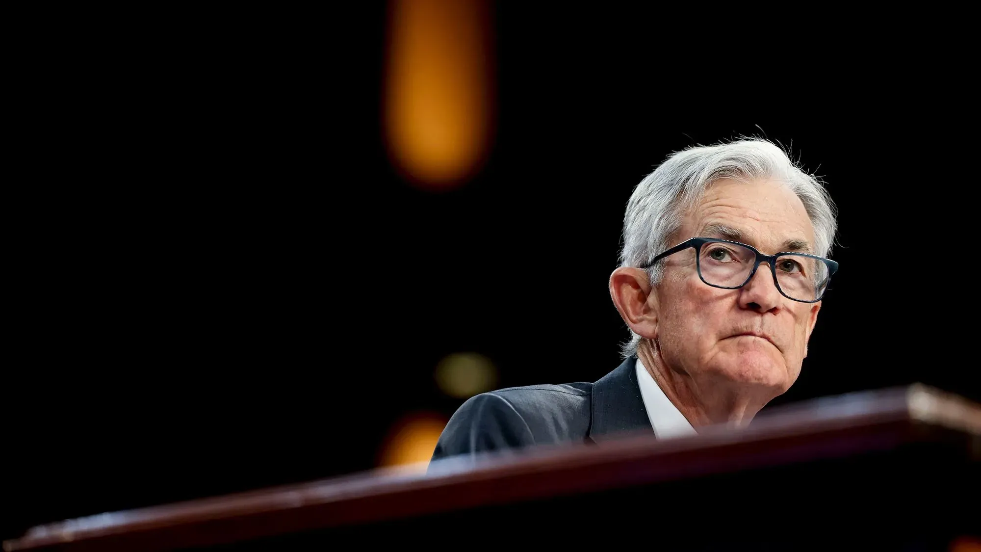 جيروم باول، رئيس مجلس الاحتياطي الفيدرالي، يتحدث بجدية خلال فعالية في جامعة شيكاغو، مع التركيز على حالة الاقتصاد الأمريكي.