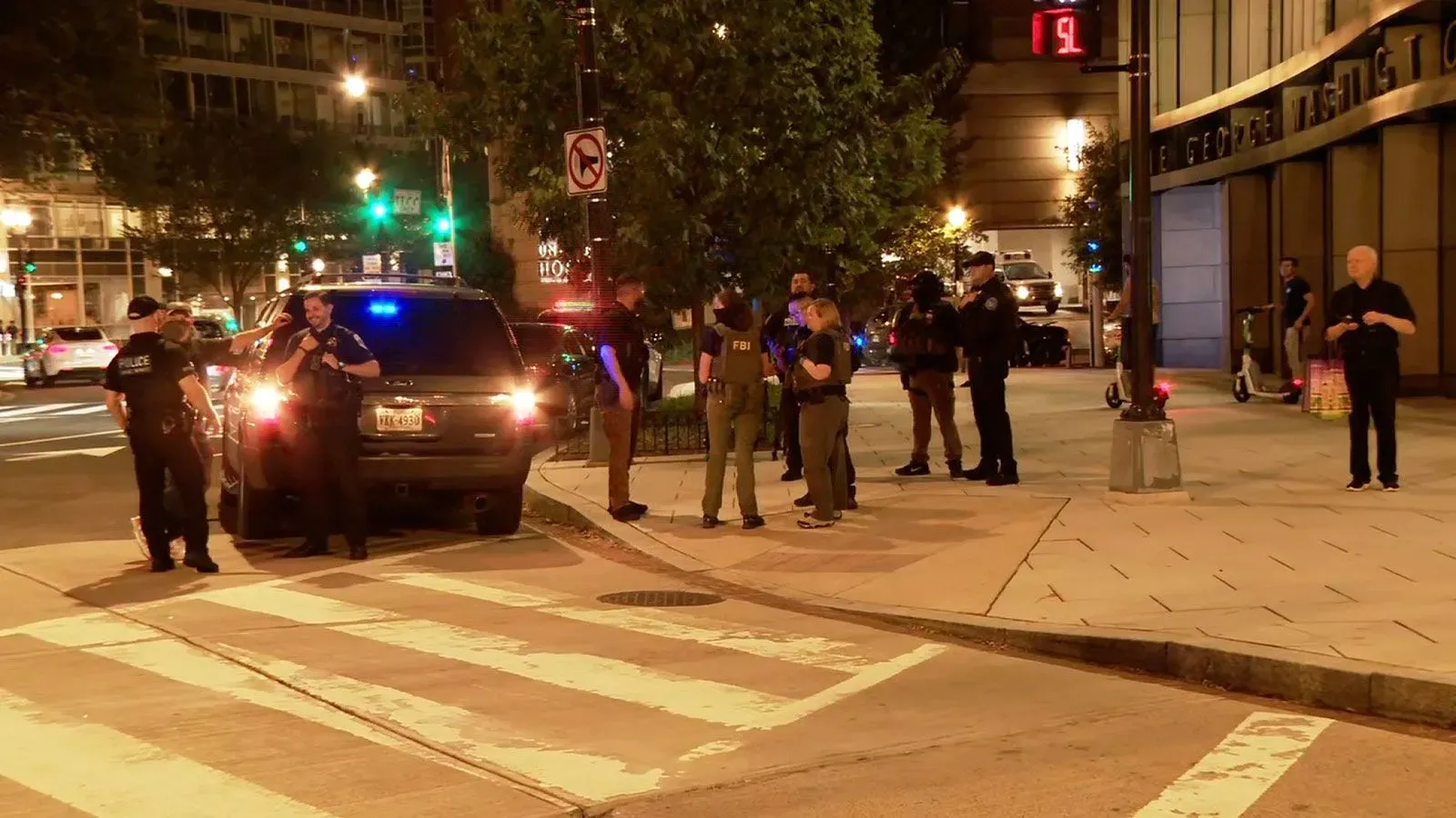 تجمع عملاء فدراليون في منطقة واشنطن سيركل خلال عمليات إزالة المخيمات، مما أدى إلى ارتباك بين السلطات المحلية والمشردين.