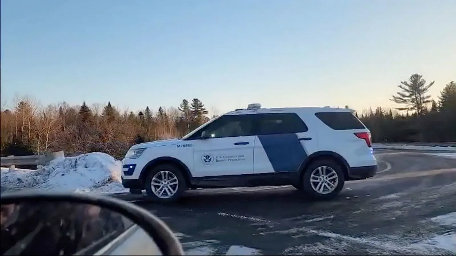 سيارة تابعة لهيئة الجمارك وحماية الحدود الأمريكية تسير على طريق سريع في فيرمونت، حيث وقع حادث إطلاق نار.