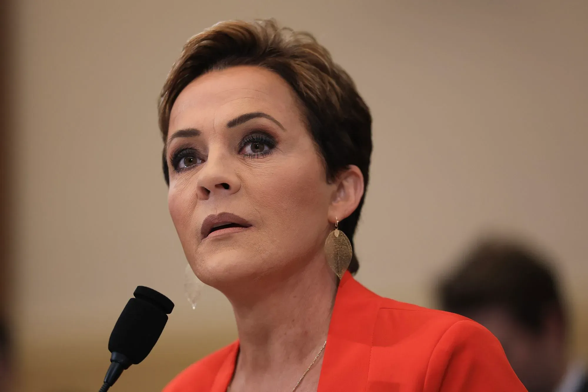 كاري ليك تتحدث خلال جلسة استماع، تعبيرات وجهها تظهر الجدية بينما تناقش قضايا تتعلق بإذاعة صوت أمريكا.