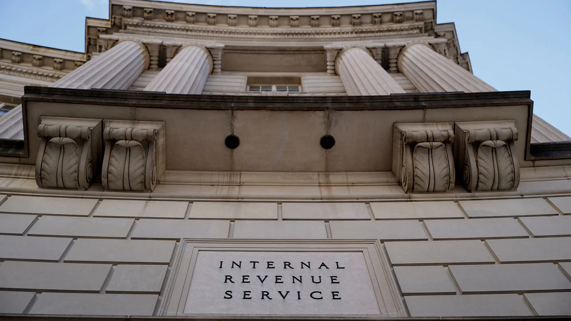 واجهة مبنى دائرة الإيرادات الداخلية (IRS) تظهر الأعمدة المعمارية، تعكس الجدل حول مشاركة بيانات دافعي الضرائب مع سلطات الهجرة.