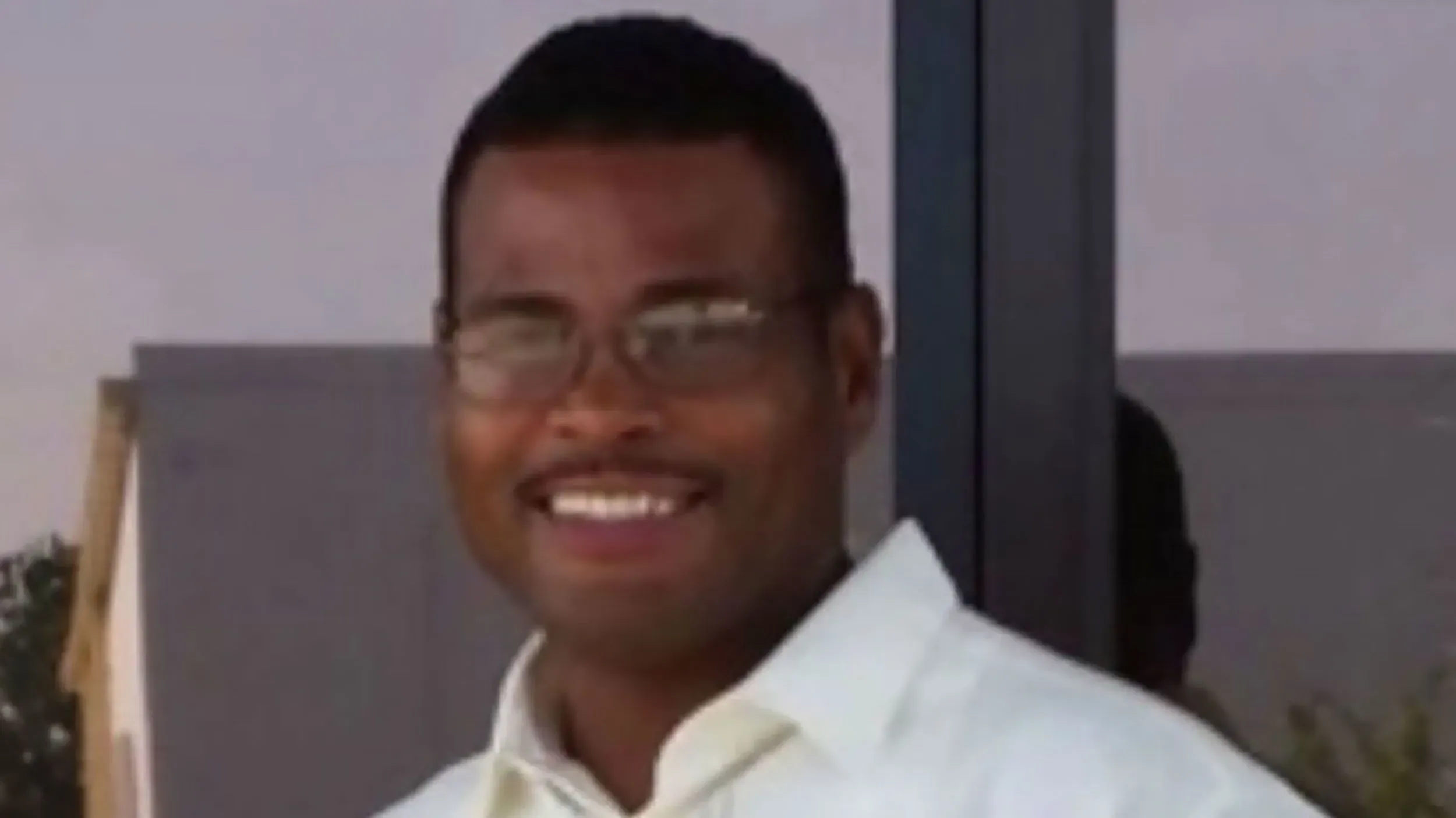 صورة لرونالد جرين، رجل أسود مبتسم يرتدي قميصًا أبيض، يظهر في إطار خارجي، في سياق تحقيقات تتعلق بحادث اعتقاله المميت.