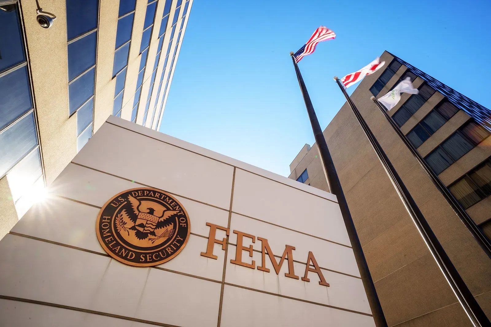 مبنى وكالة إدارة الطوارئ الفيدرالية (FEMA) مع أعلام الولايات المتحدة، يعكس التوترات حول الإصلاحات في الوكالة وتأثيرها على الاستجابة للكوارث.