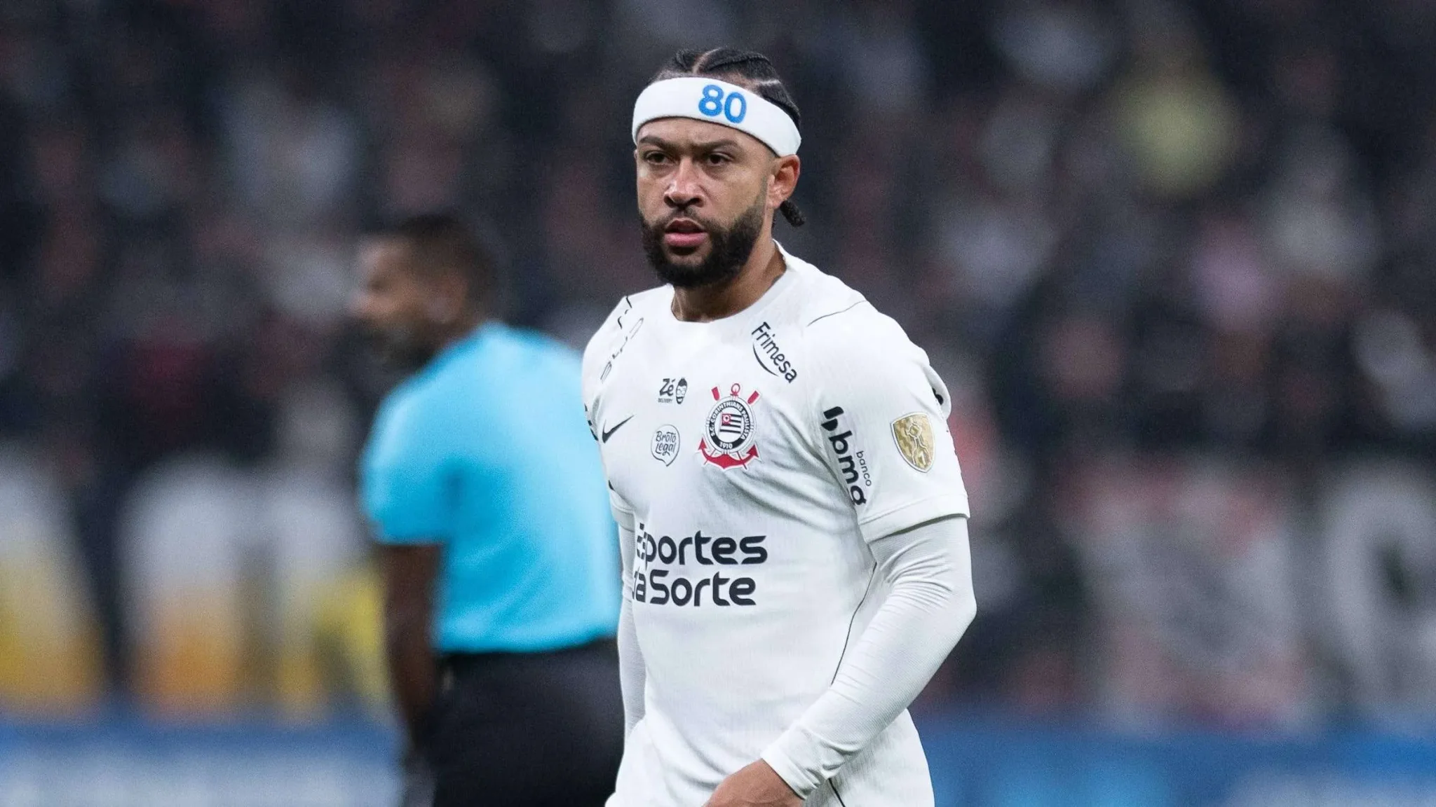 ممفيس ديباي لاعب كورينثيانز يرتدي شارة الرأس أثناء مباراة في بطولة كوبا ليبرتادوريس، وسط أجواء توتر بعد توقف مفاوضات تجديد عقده.