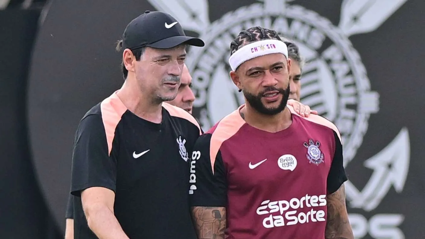 المدرب Diniz مع لاعب Corinthians Memphis Depay خلال تدريب الفريق وسط أجواء التوتر بسبب توقف مفاوضات تجديد العقد.