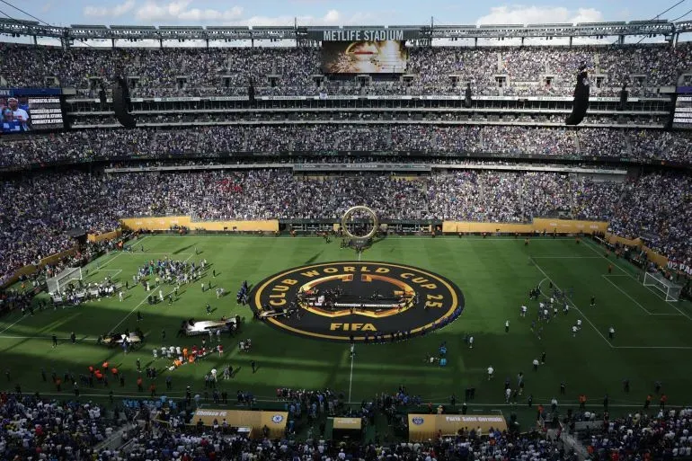 مدرجات مكتظة بالجماهير في ملعب ميتلايف خلال نهائي كأس العالم للأندية، مع وجود شعار الفيفا في الملعب.