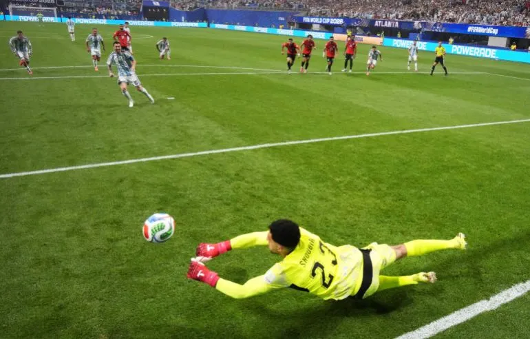 حارس المرمى موستافى شوبير يحاول صد ركلة جزاء في مباراة كأس العالم 2026 بين الأرجنتين والباراغواي.