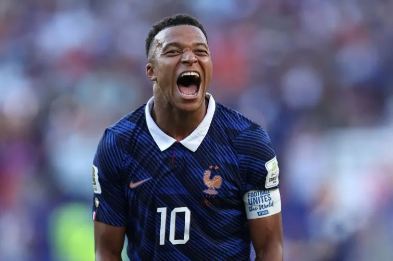 ديزيريه دووي قائد منتخب فرنسا يحتفل بحماس خلال مباراة كأس العالم، مع تركيز على الأداء والتكتيكات الدفاعية للباراغواي.