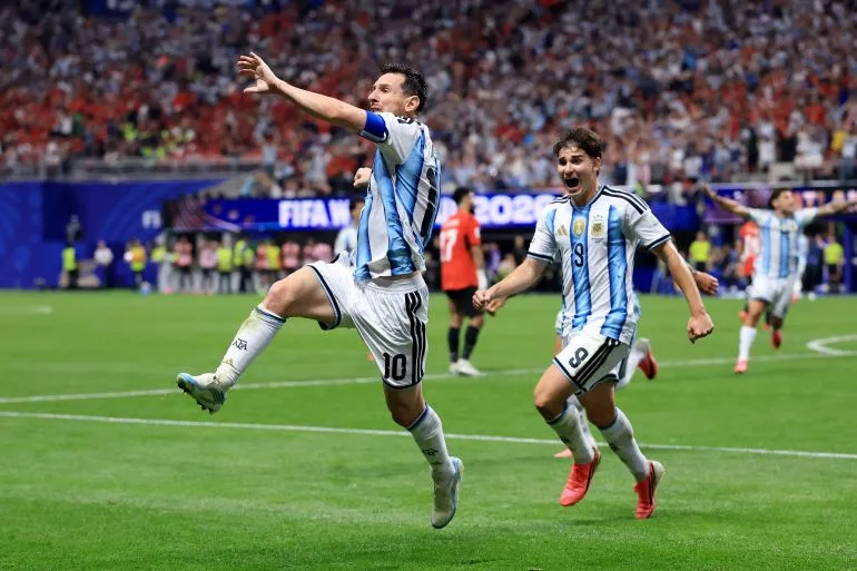 لاعبو الأرجنتين يحتفلون بهدف ليونيل ميسي في كأس العالم، مع تركيز على تألقه وتحقيقه أرقاماً قياسية في البطولة.
