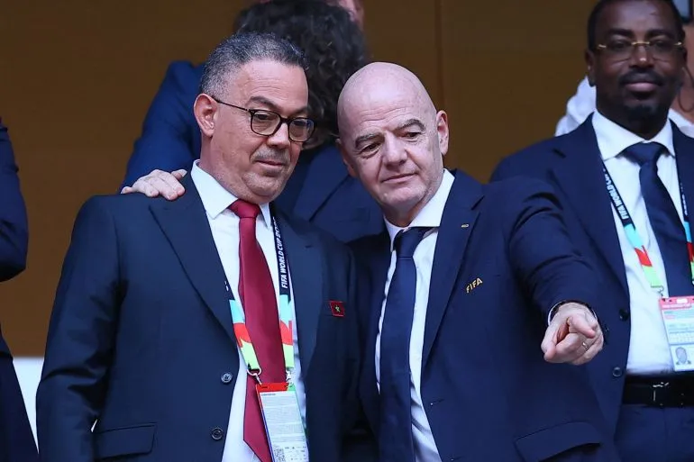 رئيس FIFA جياني إنفانتينو يلتقط صورة مع مسؤول مغربي خلال حدث رياضي، وسط أجواء مناقشات حول مستقبل قيادته في كرة القدم العالمية.