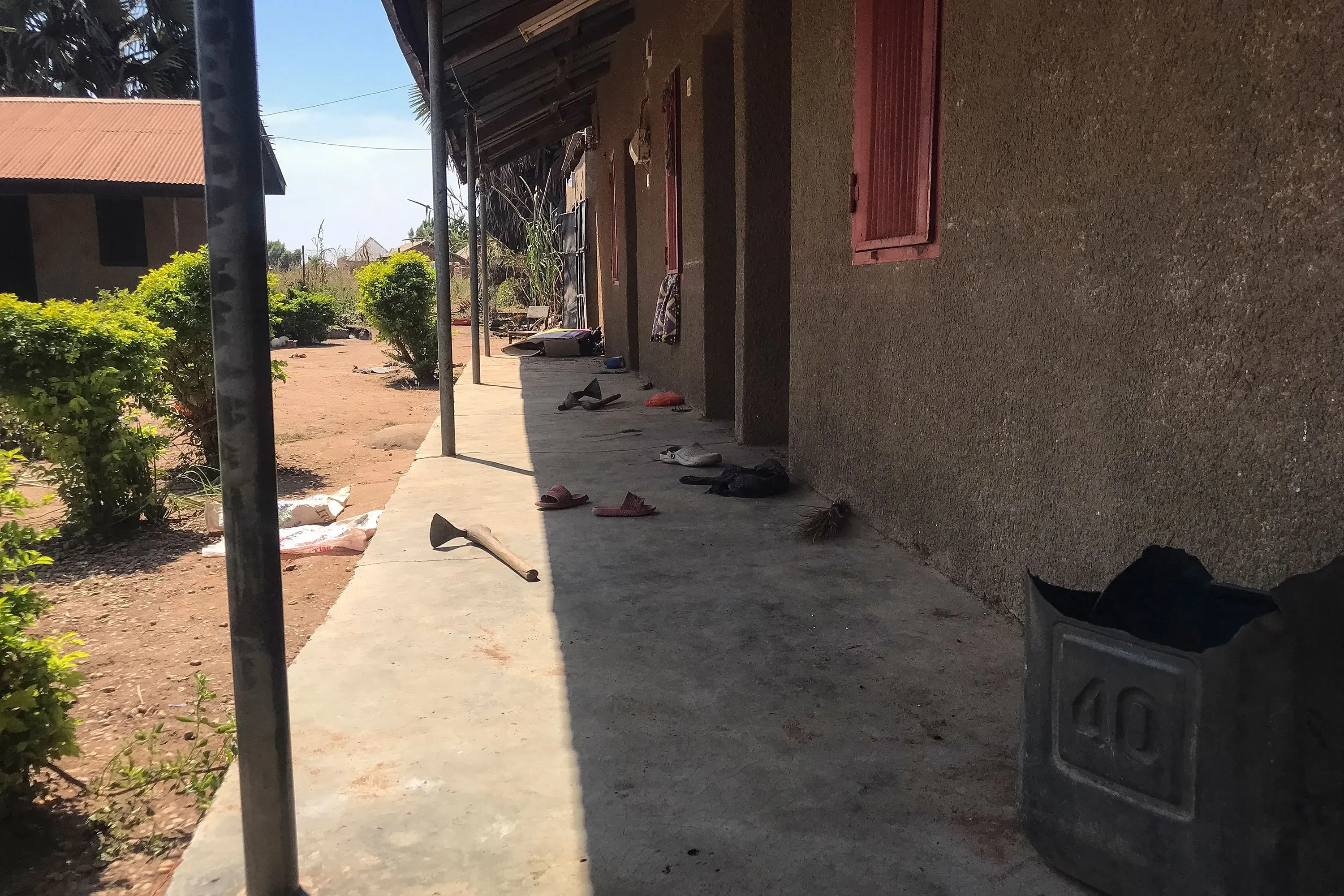 مدرسة كاثوليكية في شمال نيجيريا، حيث تركت الأحذية على الأرض بعد فرار 50 طالبًا من الاختطاف، مع مظاهر للهدوء والخراب.