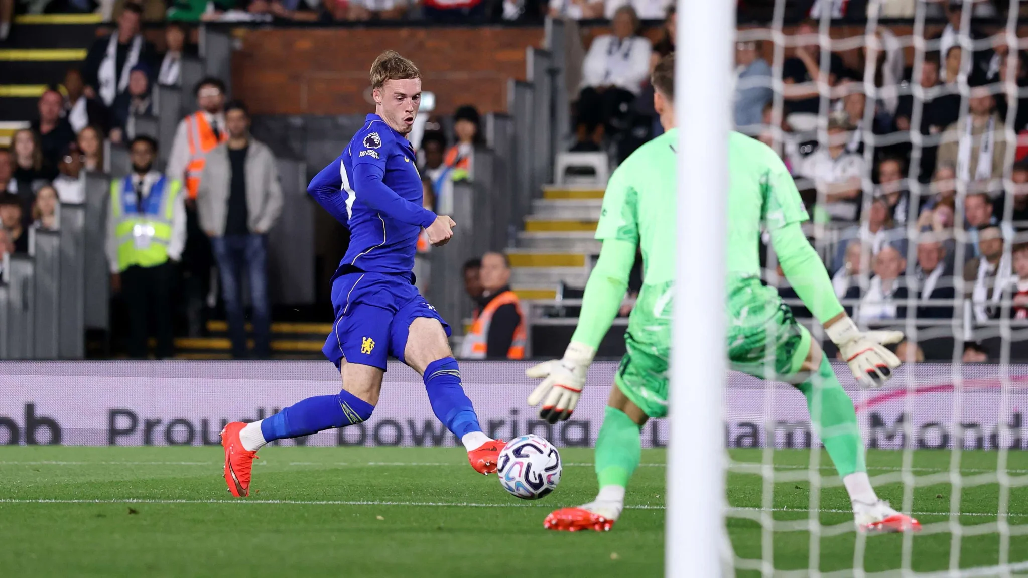 كول بالمر لاعب تشيلسي ينفذ تسديدة حاسمة نحو مرمى فولهام في مباراة الدوري الإنجليزي الممتاز، مع تركيز على أدائه المتجدد تحت قيادة زابي ألونسو.