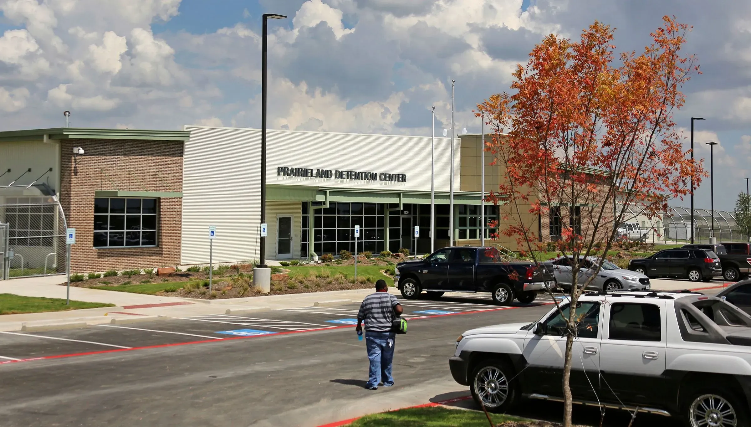 مركز احتجاز برايريلاند في تكساس، حيث وقع هجوم منسق في 4 يوليو، يظهر المبنى الحديث ومواقف السيارات المحيطة به.