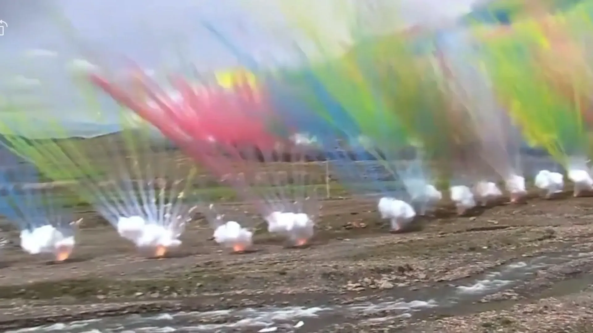 عرض للألعاب النارية متعددة الألوان في جبال الهيمالايا، مما أثار ردود فعل غاضبة حول الآثار البيئية.