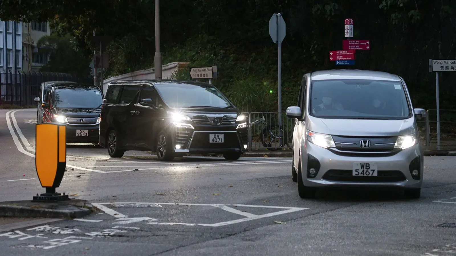 سيارات تغادر سجن ستانلي في هونغ كونغ بعد الإفراج عن أربعة مشرعين مؤيدين للديمقراطية، وسط إجراءات أمنية مشددة.