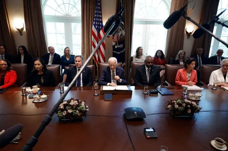 اجتماع لمجلس الوزراء برئاسة بايدن، حيث يظهر الوزراء مجتمعين حول طاولة، مع تفاصيل عن قلة تواصل الرئيس مع أعضاء حكومته.