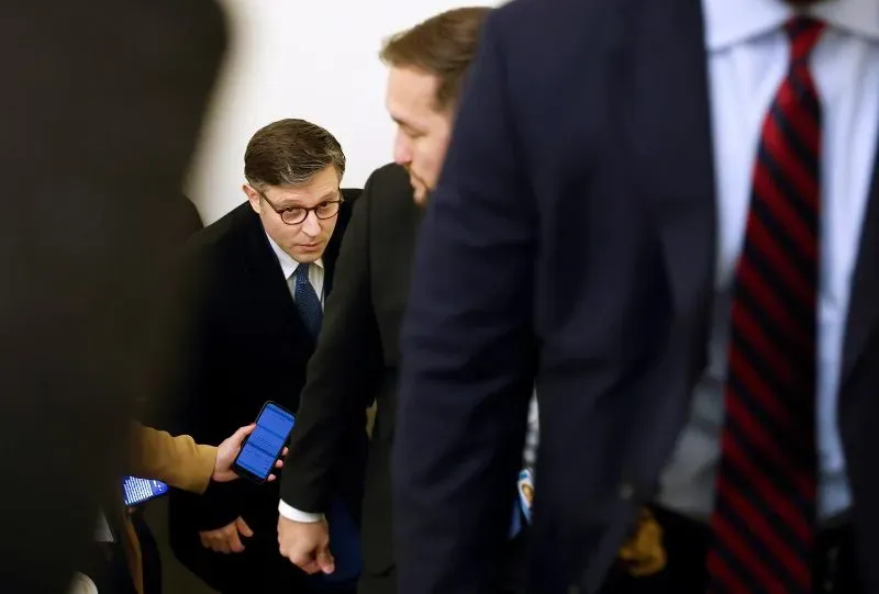 النائب تيم بورشيت يظهر في اجتماع، مع التركيز على ملامح وجهه الجادة وسط زملائه، مع تلميحات للجدل حول زيادة حد الاقتراض.