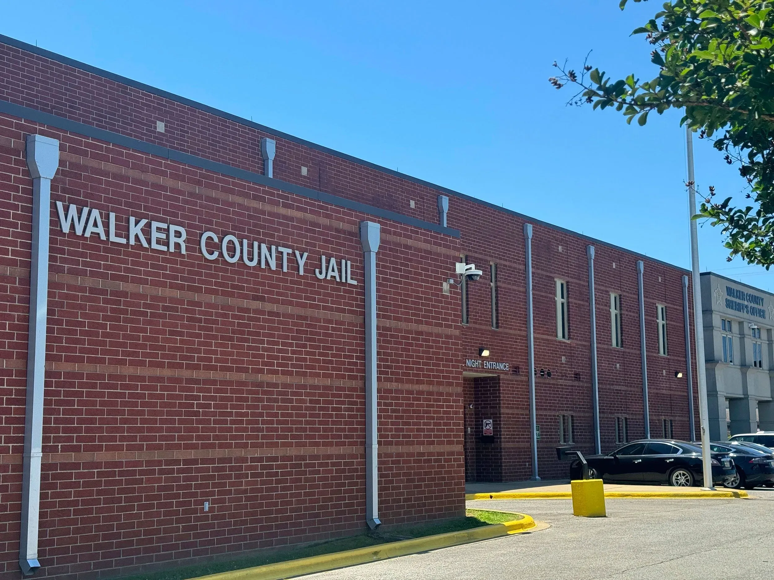 واجهة سجن مقاطعة ووكر في ألاباما، تُظهر المبنى الذي شهد ظروف احتجاز مثيرة للجدل أدت إلى وفاة رجل مريض عقليًا.