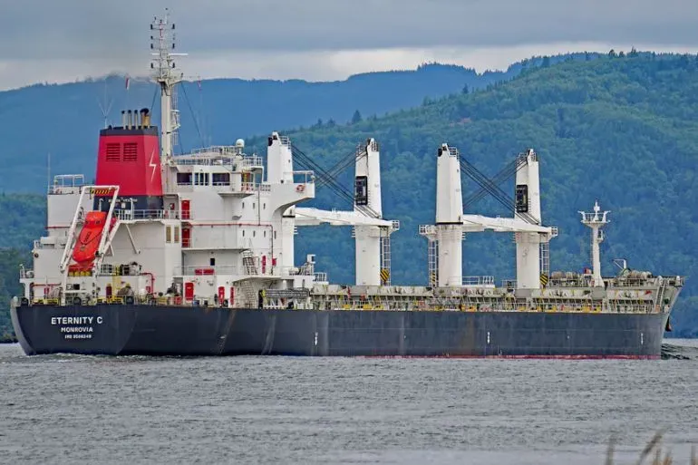 سفينة الشحن "Eternity C" ترفع علم ليبيريا وتظهر في البحر الأحمر، تعرضت لأضرار جسيمة بعد هجوم الحوثيين، مما أسفر عن مقتل ثلاثة بحارة.