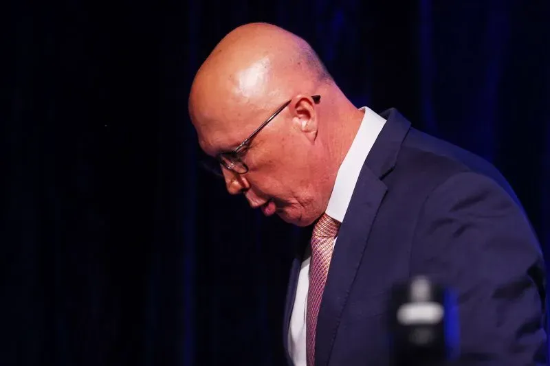 داتون، زعيم الحزب الليبرالي الأسترالي، يبدو متأثرًا بعد خسارته في الانتخابات، مما يعكس نتائج مفاجئة لصالح حزب العمال.