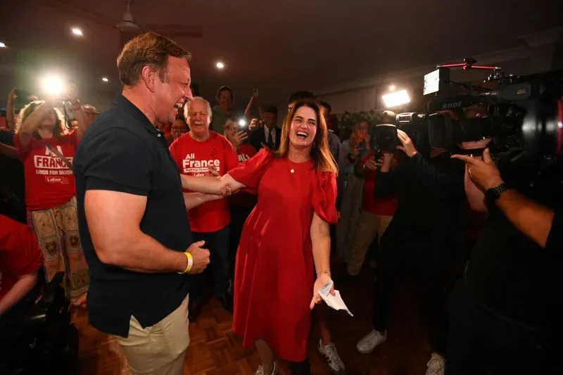 فرحة علي فرانس بفوزها في الانتخابات، حيث تظهر مبتسمة وترتدي فستانًا أحمر، محاطة بداعميها في احتفال حماسي.