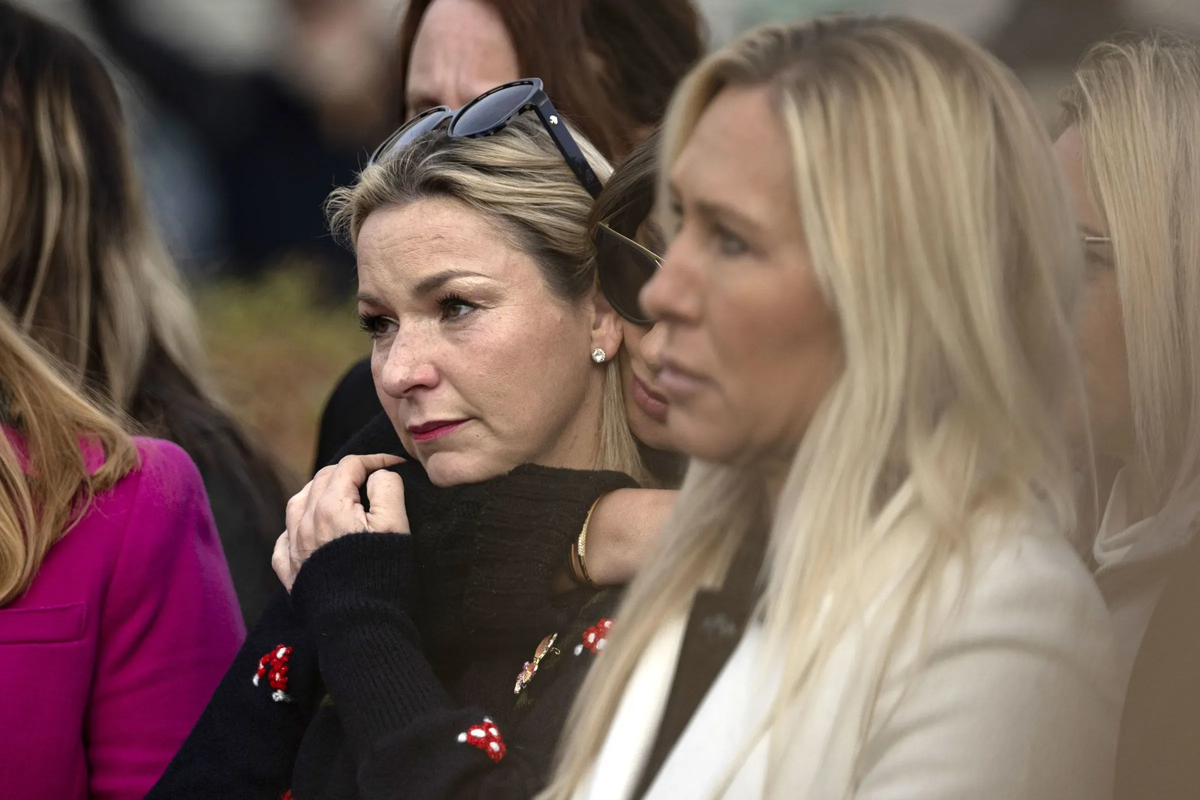 نساء يتذكرن تجاربهن المؤلمة مع جيفري إبشتاين، يعبرن عن مشاعر الحزن والصدمة خلال حديثهن عن ذكريات الماضي.