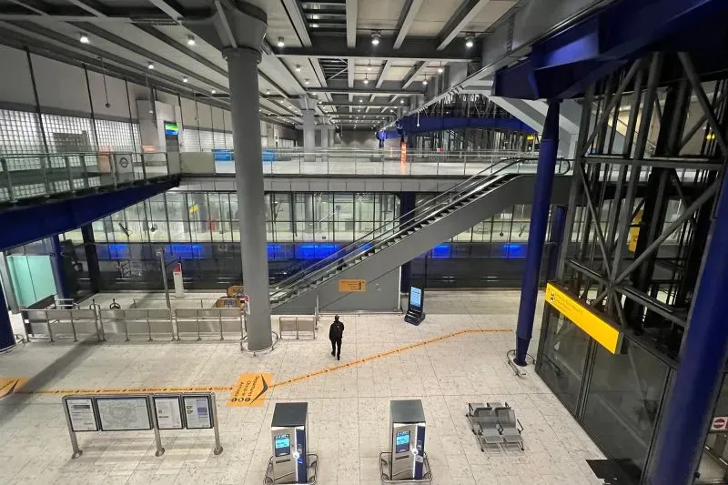 مطار هيثرو يظهر فارغًا بعد الإغلاق المفاجئ بسبب حريق في محطة كهرباء، مما أثر على حركة الطيران بشكل كبير.