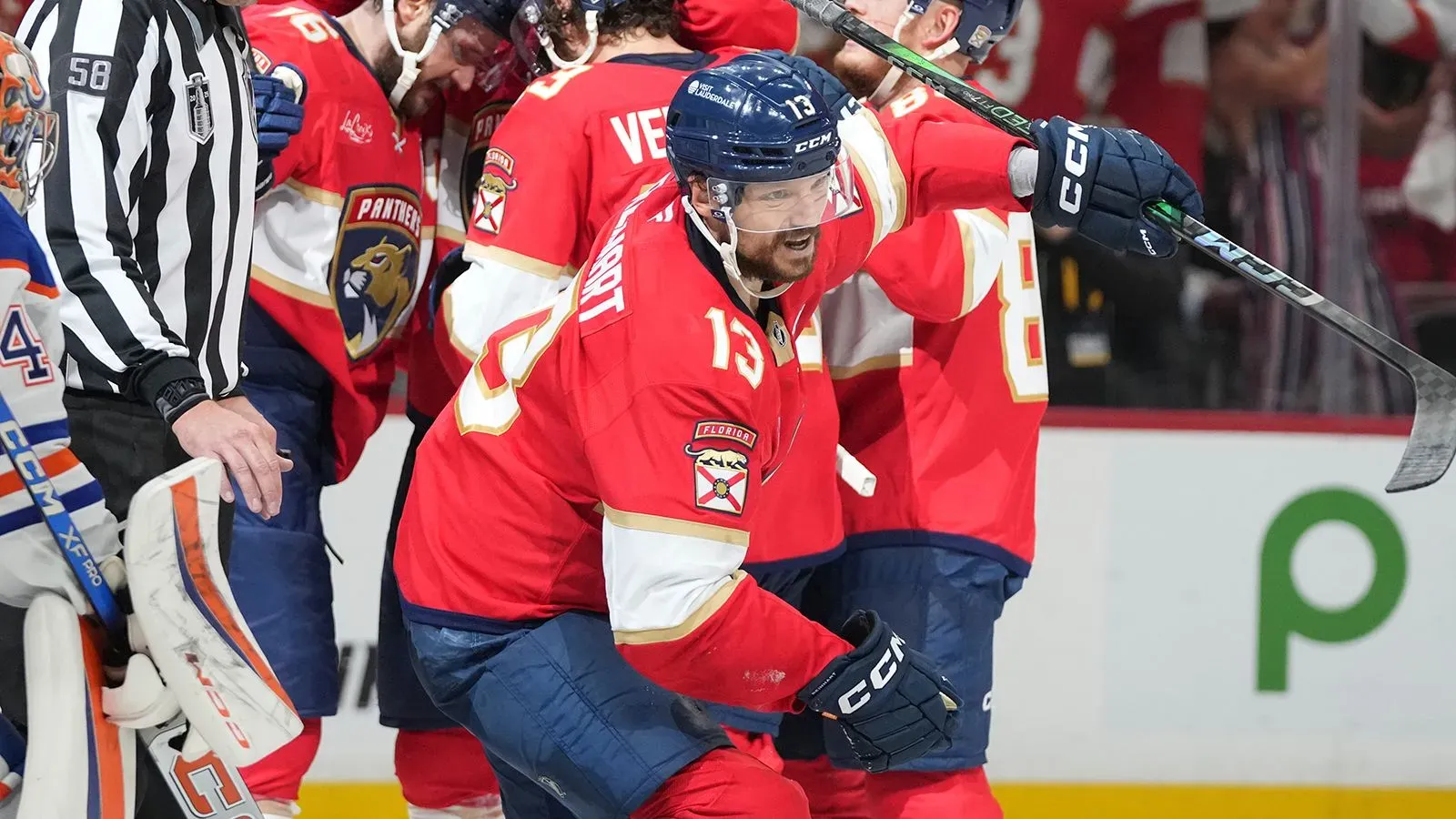 فريق فلوريدا بانثرز يحتفل بفوزه بكأس ستانلي بعد انتصاره على إدمونتون أويلرز، مع تألق سام رينهارت الذي سجل ثلاثية في المباراة.